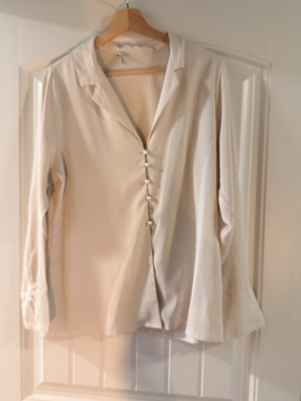 Abercrombie Satin Lapel Shirt with Pearl Buttons in Cream Size Large
